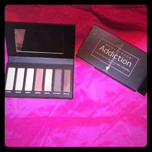 NWT- Younique Moonstruck Addiction Shadow Pallete